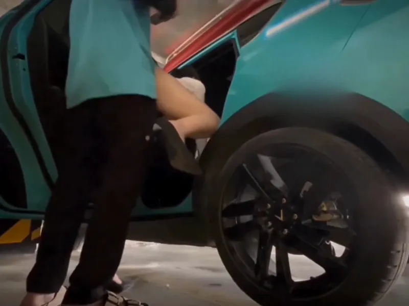 Anh người lái xe trúng số được cô em doggy để trả công